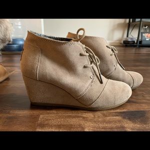 Toms suede ankle wedge bootie size 7.5